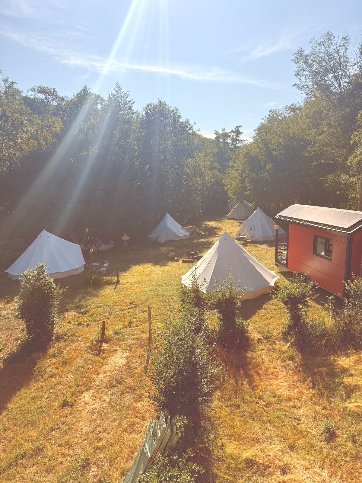 Le campement Kârma Hôtel installé dans une clairière baignée de soleil