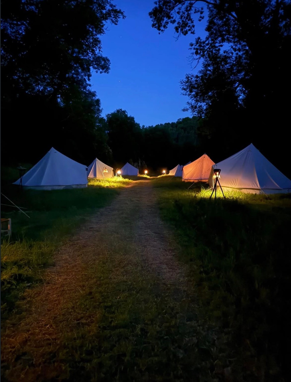 Le campement Kârma Hôtel sous un ciel étoilé