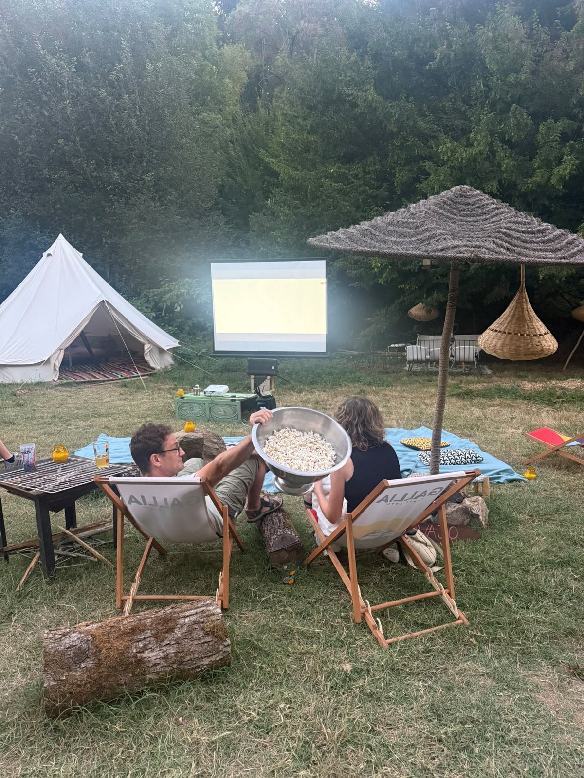 Une séance de cinéma de plein air dans le campement Kârma